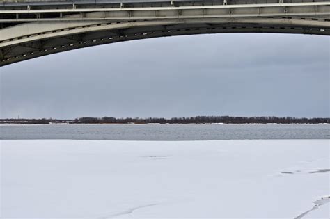 Puente De Carretera Sobre El R O En Invierno Foto Premium