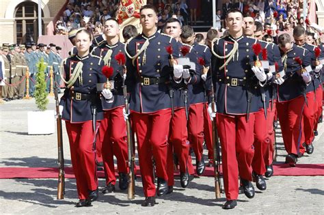 Los Reyes Felipe Vi Y Letizia Orgullosos Y Emocionados En La Jura De Bandera De Leonor