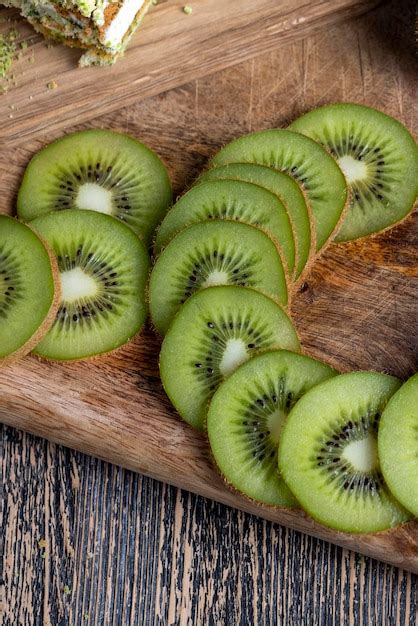 Kiwi Verde En Rodajas Sobre Una Tabla Para Cortar Foto Premium