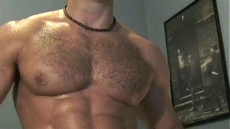 Dios del músculo de pecho peludo necesita adoración XVIDEOS