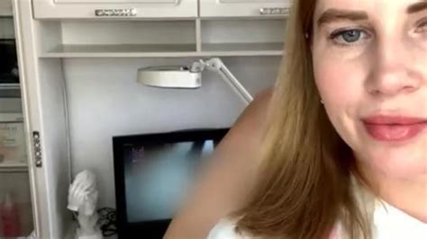 Épilation profonde en bikini à un mec avec une grosse bite le client pouvait à peine le