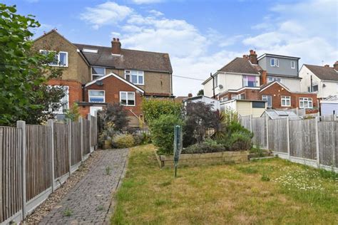 Vauxhall Drive Braintree Cm7 3 Bedroom Semi Detached House For Sale