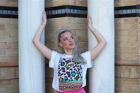 Portrait D Une Belle Jeune Femme Blonde Avec Une Queue De Cheval Dans Ses Cheveux La Fille Se