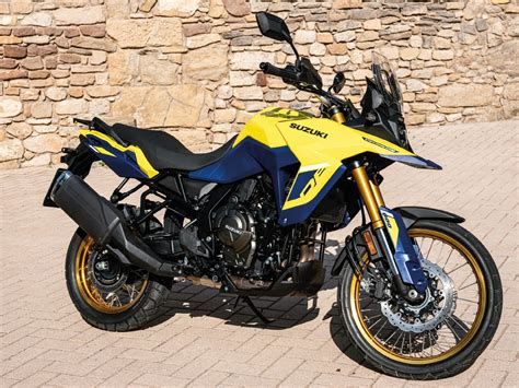 Suzuki Lan A Motocicletas Gsx S E V Strom De Um Modelo Em Dois