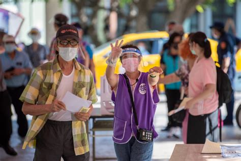 712解封有望！行政院下令：指揮中心規劃「三級解除管制措施」，各行業鬆綁都有份女人我最大