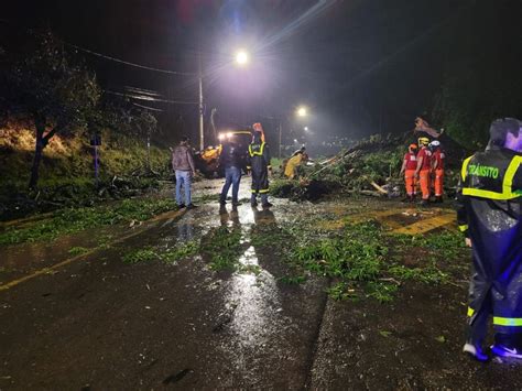 Chuva forte causa estragos em vários pontos de Poços de Caldas