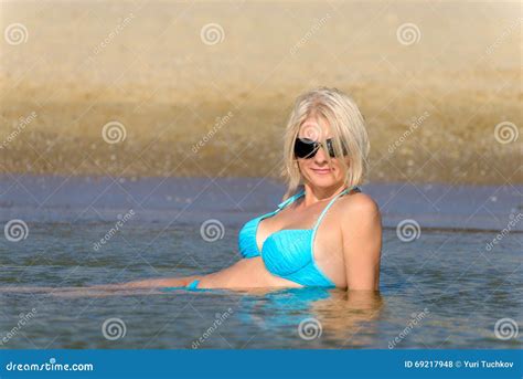 Vrouw In Een Blauwe Bikini Stock Foto Image Of Aantrekkelijk 69217948