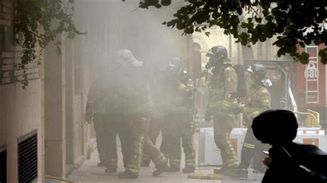 Un aparatoso incendio en un garaje calcina cuatro vehículos