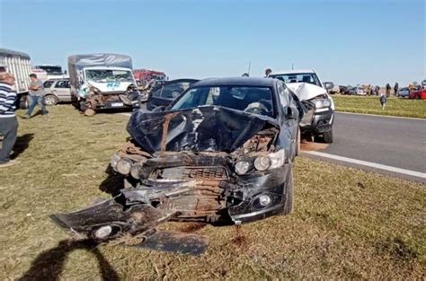 Hay Dos Muertos Y Varios Heridos Por Un Choque En Cadena De Autos