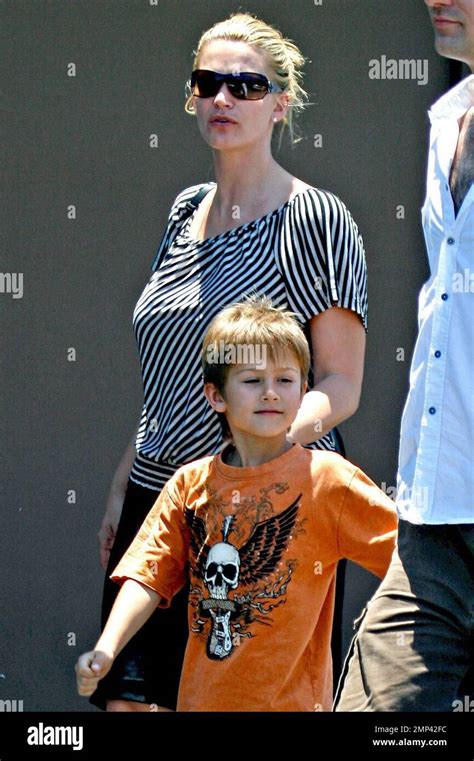 Natasha Henstridge Sus Hijos Liam Y Tristan River Waite Y Su Antiguo