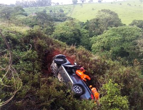 Carro Capota Cai Na Ribanceira E Fam Lia Resgatada Vida Em