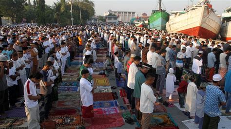 Bukan Pakai Alas Koran Begini Jadinya Saat Mahasiswa Teknik Salat Ied