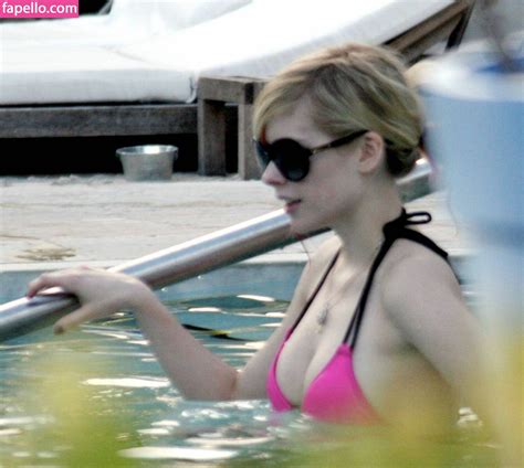 Avril Lavigne Nude Photo 0690