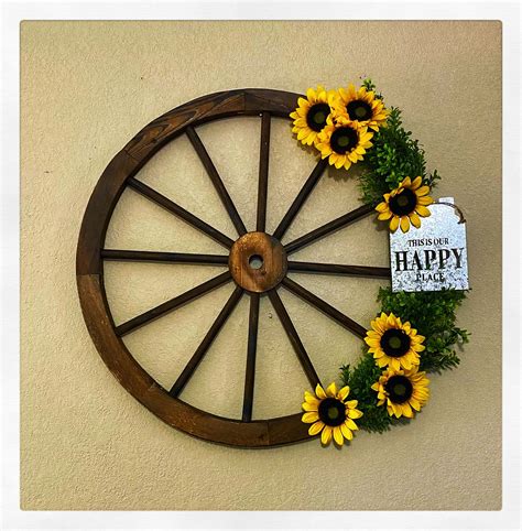 DIY Wagon Wheel “wreath” | Sunflower home decor, Sunflower wall decor, Sunflower themed kitchen