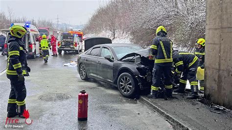 Oö Auto prallt auf B 309 bei Dietach frontal gegen Brückenportal