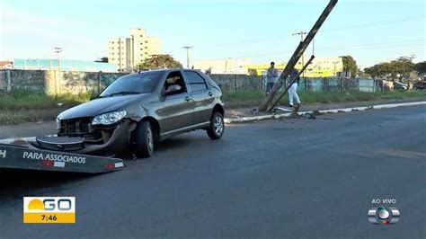 Carro Que Bateu Em Poste Na Av S O Paulo Guinchado Em Aparecida De