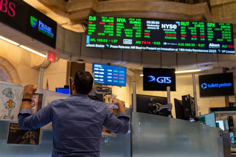 US stocks close higher on strong job openings and ahead of expected trade offerrs