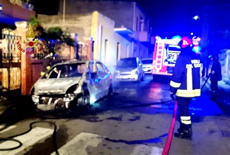 Un Altra Auto In Fiamme Nella Notte