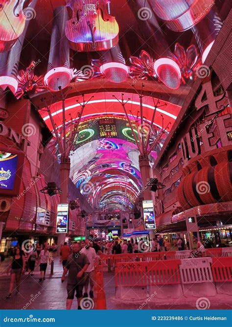 Las Vegas Fremont Street Light Show Editorial Photo Image Of Crowd