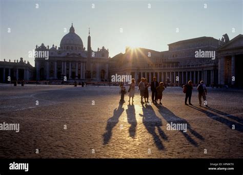 La plaza de San Pedro y la Basílica de San Pedro el Vaticano Roma