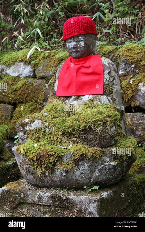 Nikko Japón en una famosa Estatua jizo Kanmangafuchi Jizo también