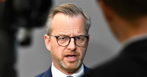 Damberg Uppmanar Till Digitala Demonstrationer Svt Nyheter