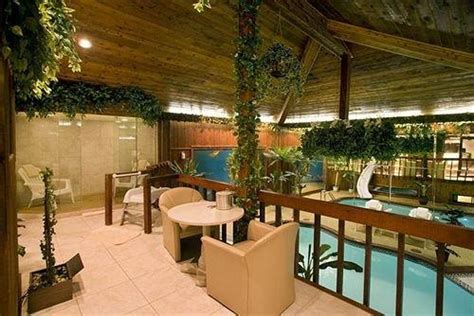 Sybaris Pool Suites, Northbrook - Compare Deals