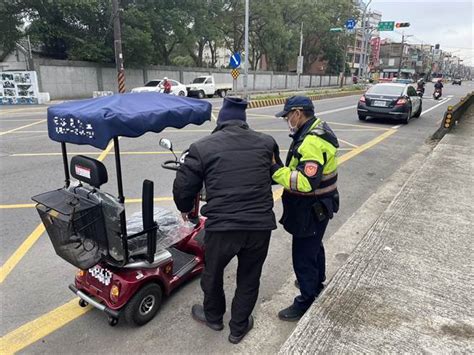 騎電動車出門沒電老翁呆坐路邊3hrs 人民保母助返家 社會 中時