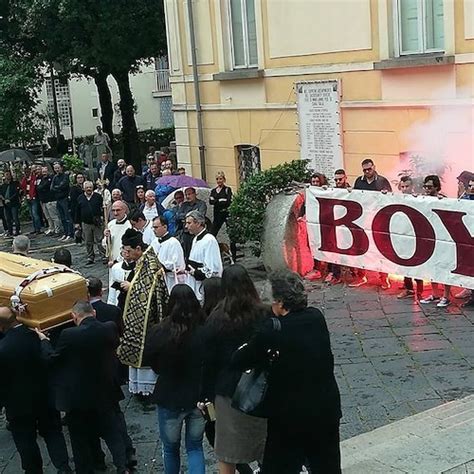 Il Vescovado Addio Aureliano Al Funerale Fumogeni E Striscione Dei