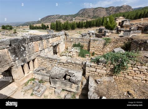 Las Tumbas De La Necr Polis De Hier Polis Y Pamukkale Fotograf A De