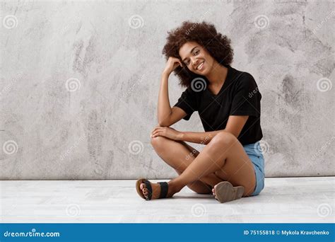 Belle Fille Africaine Sasseyant Et Souriant Au Dessus Du Fond Clair Photo Stock Image Du