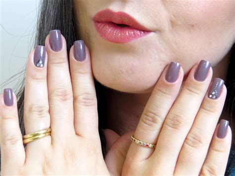 Unhas da Semana Nude Chic Vestido e Tênis