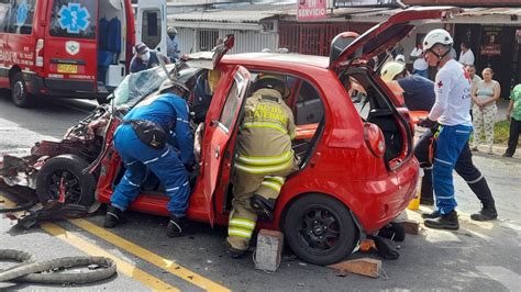 Aparatoso accidente de tránsito en vía La Paila La Tebaida dejó dos