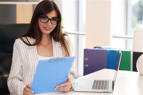 Joven Empresaria Trabajando En Su Escritorio Foto Premium