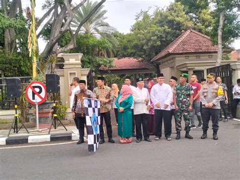 Orang Unit Bus Pc Muslimat Nu Lamongan Menuju Gelora Bung