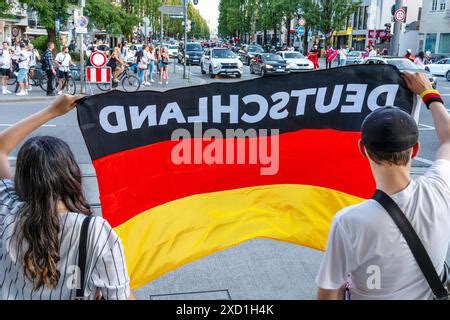 Junge Fu Ballfans Feiern Den Deutschen Sieg Im Spiel Gegen Ungarn