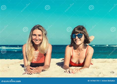 Dos Mujeres Que Toman El Sol Acostarse En Los D As De Fiesta Tropicales