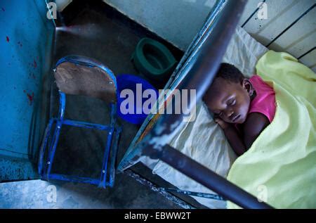 Pauvre petite fille dormir dans boîte en carton sur la rue Photo Stock