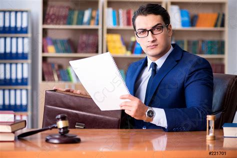 Juez Guapo Con Mazo Sentado En El Tribunal Foto De Stock