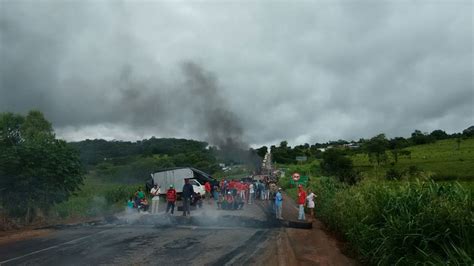 MST bloqueia dois trechos de rodovias em Goiás