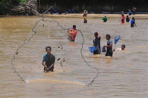 Tradisi Tubo Menangkap Ikan Bersama Sama Di Grobogan Republika Online