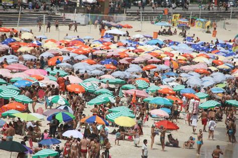 Praias Lotadas No Ltimo Dia Do Ano Se Durante O Dia Est Fora De