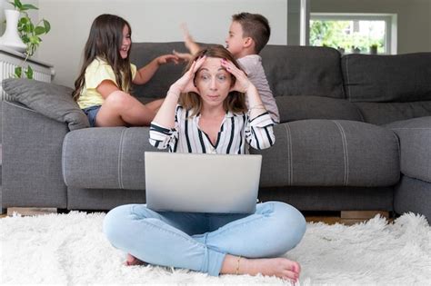 Mulher Ocupada E Cansada Trabalhando No Laptop Em Casa Seus Filhos