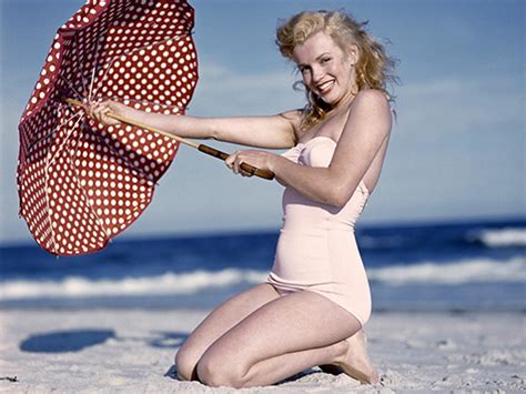 Những bức ảnh áo tắm kinh điển của biểu tượng sex Marilyn Monroe