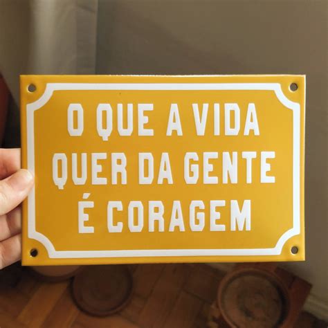 Placa Esmaltada O Que A Vida Quer Da Gente É Coragem Elo7