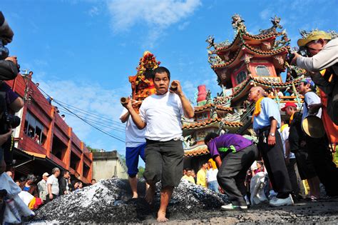 宜蘭縣壯圍鄉 永鎮廟過火01 柚子 數位島嶼