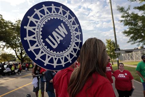 UAW Strike 2023: Biden Stuck Between Auto Workers, Green Plans - Bloomberg