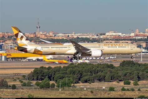 A6 BME Etihad Airways Boeing 787 10 Dreamliner Photo By Ramon Jordi