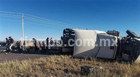 Rapiña tras volcadura de tráiler y pick up en la carretera a Juárez