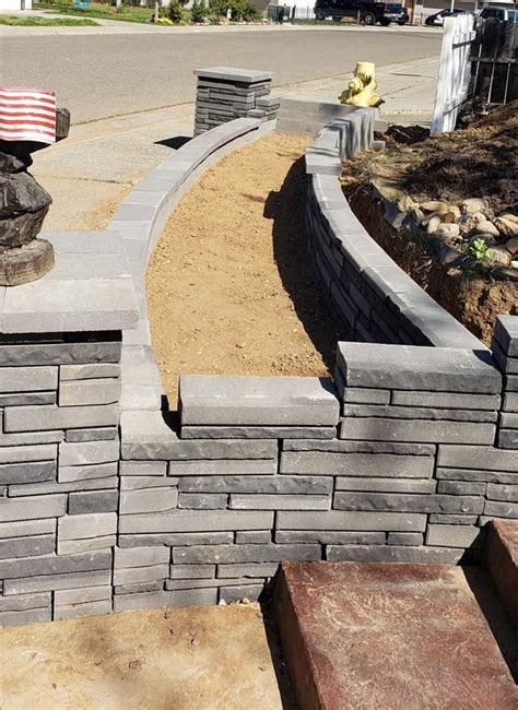 Belgard Bluff 16 In L X 4 In H X 575 In D Basalt Gray Retaining Wall Block In The Retaining